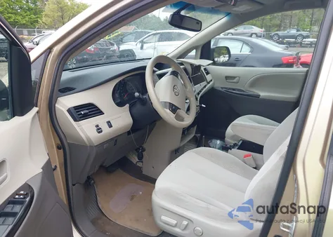 2013 Toyota Sienna Le V6 8 Passenger z USA, uszkodzony, nr VIN 5TDKK3DC2DS303647